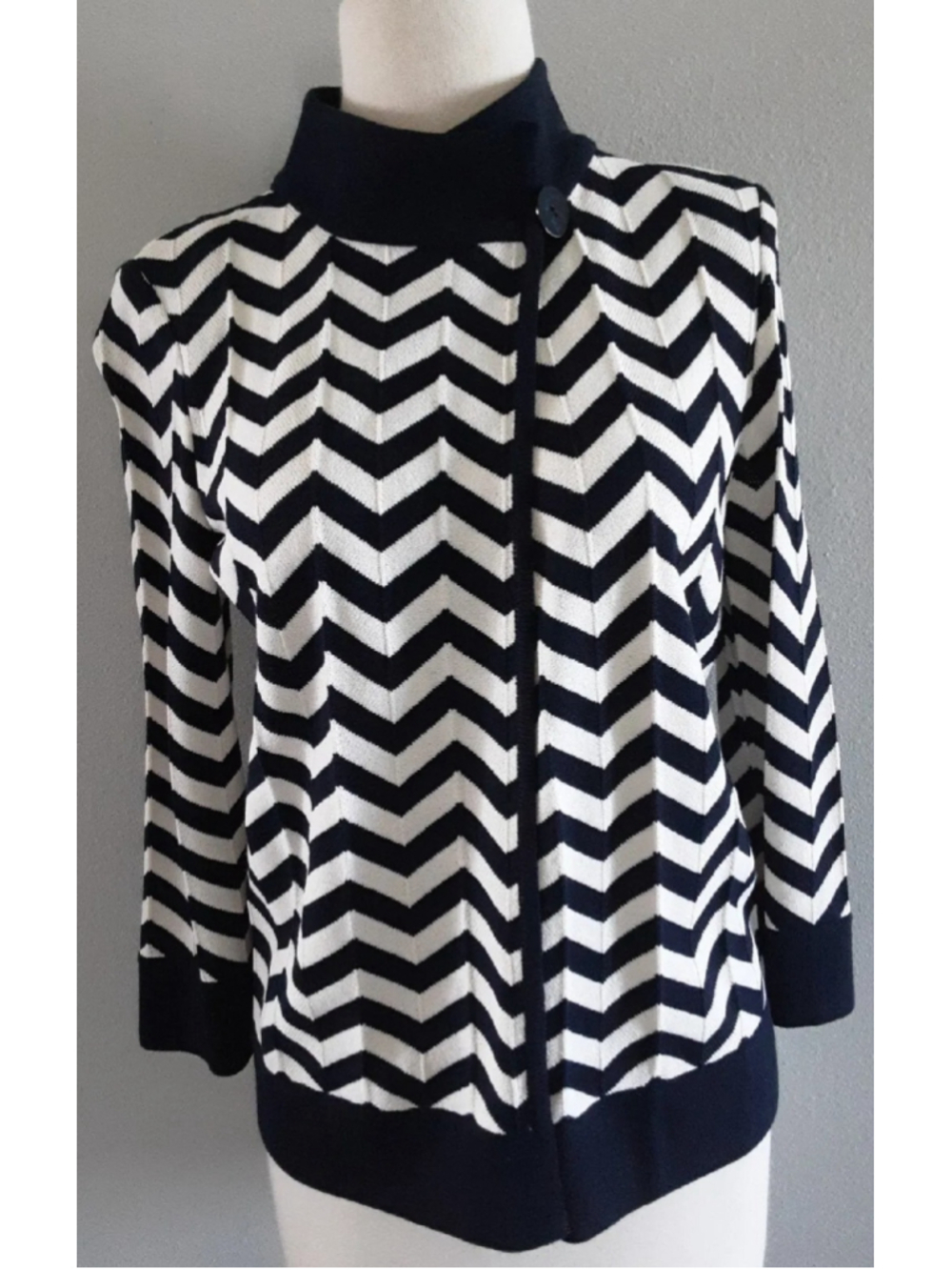St. John Knit Sz 2 Navy & White Zig Zag Stripes Summer Wt. 1 Button Close